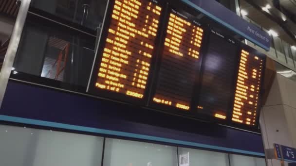 London Bridge station in the evening - LONDON, ENGLAND - DECEMBER 16, 2018 — Stock Video