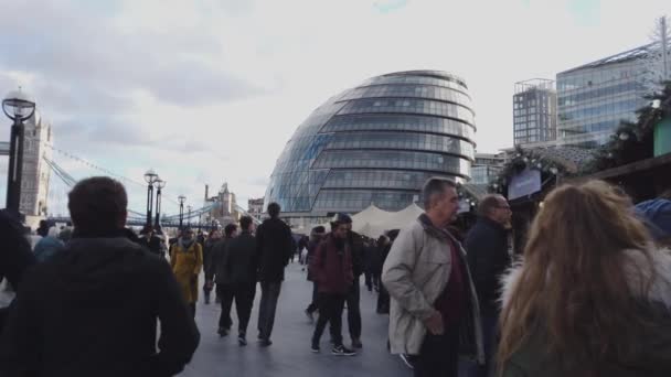 El banco Queens Walk en el Ayuntamiento de Londres - LONDRES, INGLATERRA - 16 DE DICIEMBRE DE 2018 — Vídeo de stock