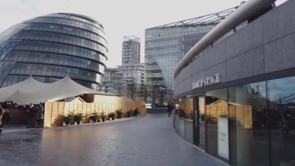 The Queens Walk bank at London City Hall - LONDON, ENGLAND - DECEMBER 16, 2018 — Stock Video
