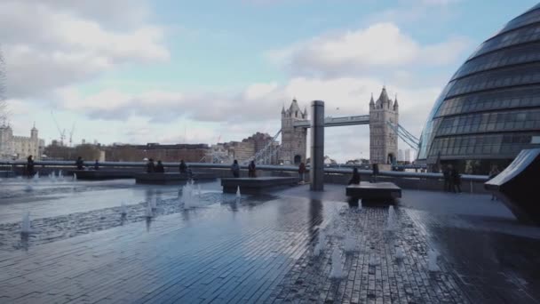 London City Hall och Tower Bridge - London, England - 16 December 2018 — Stockvideo
