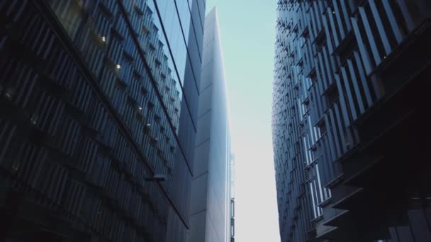 Moderne architectuur in meer Londen Riverside district - Londen, Engeland - December 16, 2018 — Stockvideo