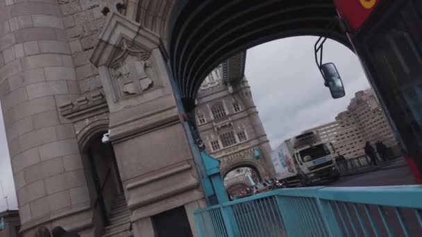 Tower Bridge je nejslavnější orientační bod v Londýně - Londýn, Anglie - 16 prosince 2018 — Stock video
