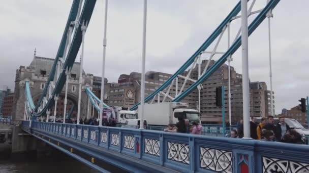 Tower Bridge es el monumento más famoso de Londres - LONDRES, INGLATERRA - 16 DE DICIEMBRE DE 2018 — Vídeo de stock