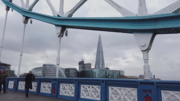 Widok z London Tower Bridge do wieży Shard - Londyn, Anglia - 16 grudnia 2018 r. — Wideo stockowe