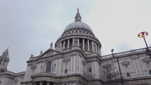 St Pauls Cathedral, London - London, Anglia - December 16, 2018-ban a kupola — Stock videók