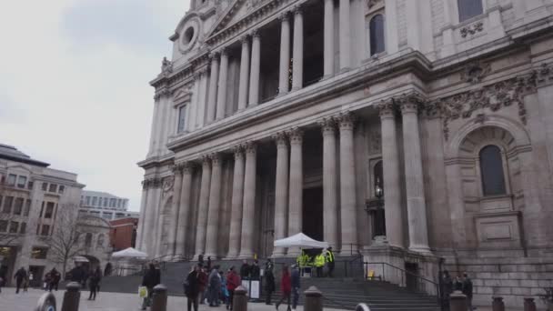 ロンドンの都市 - ロンドン、イギリス - 2018 年 12 月 16 日に有名なセント ・ ポールス教会 — ストック動画