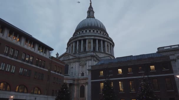 Kupolen på St Pauls Cathedral i London - London, England - 16 December 2018 — Stockvideo