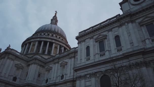 St Pauls Λονδίνο τον περίφημο καθεδρικό ναό της πόλης - Λονδίνο, Αγγλία - 16 Δεκεμβρίου 2018 — Αρχείο Βίντεο