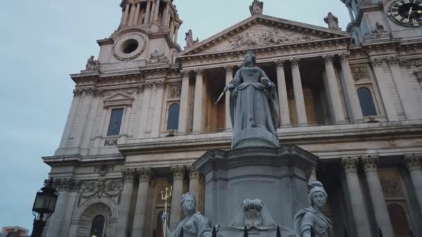 Främre ingången av St Pauls Cathedral i London - London, England - 16 December 2018 — Stockvideo