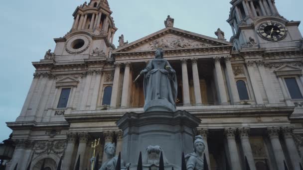 Socha na St Pauls Cathedral v Londýně - Londýn, Anglie - 16 prosince 2018 — Stock video