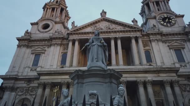 英国伦敦圣保罗大教堂雕像-2018年12月16日 — 图库视频影像