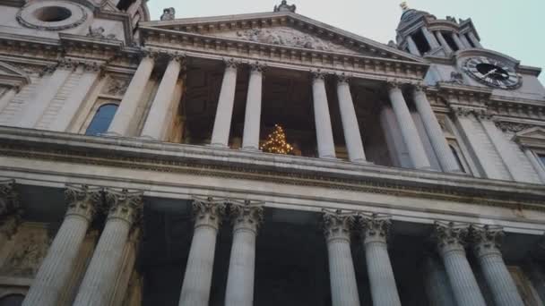 St Pauls London the famous Cathedral in the city - LONDON, ENGLAND - DECEMBER 16, 2018 — Stock Video