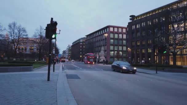 Вид на улицу в лондонском Сити вечером - ЛОНДОН, Англия - ДЕКАБРЬ 16, 2018 — стоковое видео