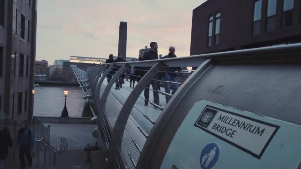 Modern Millennium Bridge sobre el río Támesis en Londres - LONDRES, INGLATERRA - 16 DE DICIEMBRE DE 2018 — Vídeos de Stock