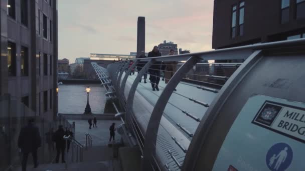 Modern Millennium Bridge Sobre Río Támesis Londres Londres Reino Unido — Vídeo de stock