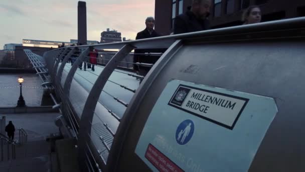 Modern Millennium Bridge over River Thames in London - LONDRA, INGHILTERRA - 16 DICEMBRE 2018 — Video Stock