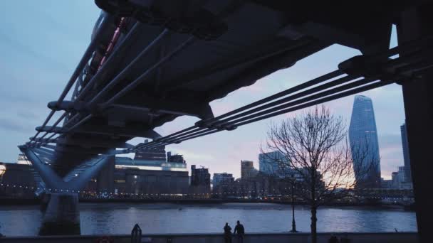 लंडनमधील थॉमस नदीवरील आधुनिक मिलेनियम ब्रिज लंडन, इंग्लंड डिसेंबर 16, 2018 — स्टॉक व्हिडिओ
