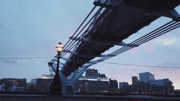 有名な歩行者橋ロンドンのミレニアム ・ ブリッジ - ロンドン、イギリス - 2018 年 12 月 16 日 — ストック動画