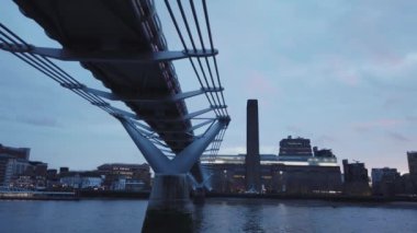Modern Millennium Köprüsü üzerinde 16 Aralık 2018 - Londra, İngiltere - Londra'da Thames Nehri