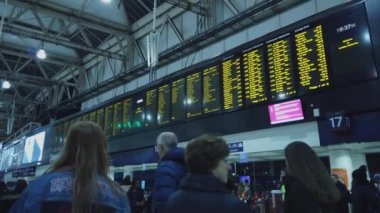 Waterloo İstasyonu Londra - Londra, İngiltere - 16 Aralık 2018 büyük kalkış saatleri