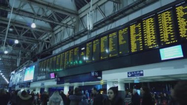 Waterloo İstasyonu Londra - Londra, İngiltere - 16 Aralık 2018 büyük kalkış saatleri