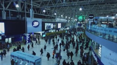 Büyük tren istasyonuna Londra Waterloo İstasyonu - Londra, İngiltere - 16 Aralık 2018