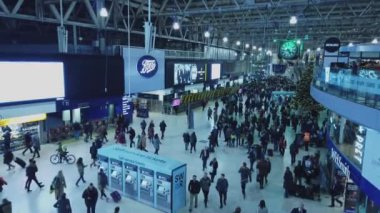 Waterloo İstasyonu bir yoğun kalabalık saatte - Londra, İngiltere - 16 Aralık 2018 yerdir
