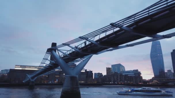 Modern Millennium Bridge över floden Themsen i London - London, England - 16 December 2018 — Stockvideo
