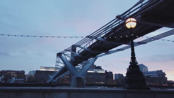 Modern Millennium Bridge over River Thames in London - LONDON, ENGLAND - DECEMBER 16, 2018 — Stock Video