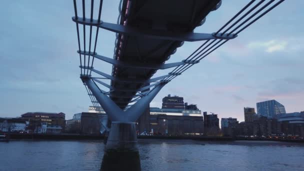 Modern Millennium Bridge over River Thames in London - LONDON, ENGLAND - DECEMBER 16, 2018 — Stock Video