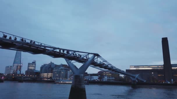 Περίφημο πεζόδρομο γέφυρα στο Λονδίνο η γέφυρα Millennium - Λονδίνο, Αγγλία - 16 Δεκεμβρίου 2018 — Αρχείο Βίντεο