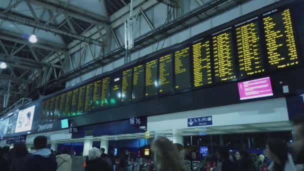 Estación de Waterloo en Londres a la hora pico - LONDRES, INGLATERRA - 16 DE DICIEMBRE DE 2018 — Vídeo de stock