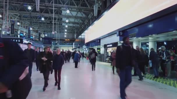 Stacji Waterloo w Londynie w godzinach szczytu - Londyn, Anglia - 16 grudnia 2018 r. — Wideo stockowe