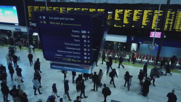 Waterloo station in London at rush hour - LONDON, ENGLAND - DECEMBER 16, 2018 — Stock Video