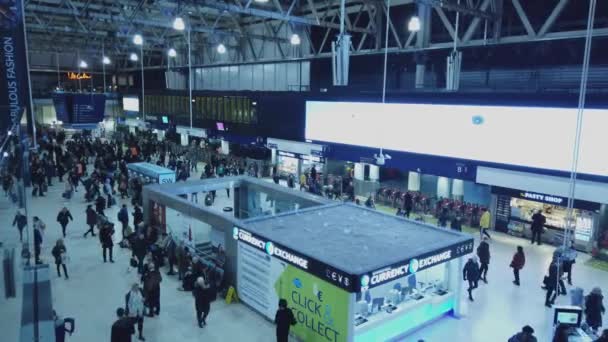 Stazione Waterloo di Londra all'ora di punta - LONDRA, INGHILTERRA - 16 DICEMBRE 2018 — Video Stock