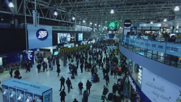 Waterloo Station in London zur Hauptverkehrszeit - London, England - 16. Dezember 2018 — Stockvideo