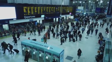 Waterloo İstasyonu bir yoğun kalabalık saatte - Londra, İngiltere - 16 Aralık 2018 yerdir