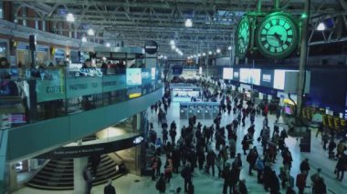 Büyük tren istasyonuna Londra Waterloo İstasyonu - Londra, İngiltere - 16 Aralık 2018