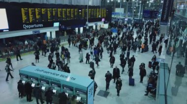Waterloo İstasyonu Londra - Londra, İngiltere - 16 Aralık 2018, Bilet satış makinesi