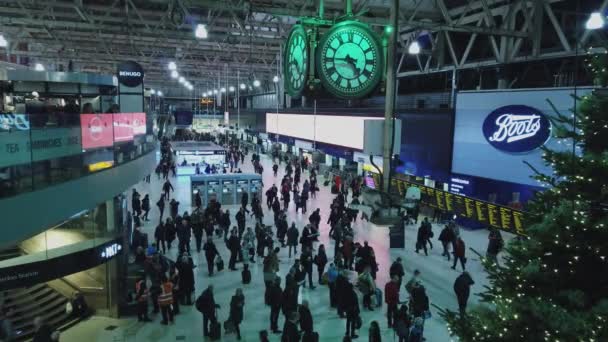 Estación de Waterloo en Londres a la hora pico - LONDRES, INGLATERRA - 16 DE DICIEMBRE DE 2018 — Vídeos de Stock