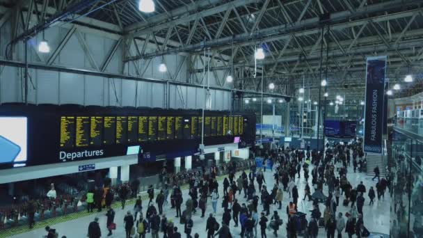 Velké vlakové nádraží v London Waterloo Station - Londýn, Anglie - 16 prosince 2018 — Stock video
