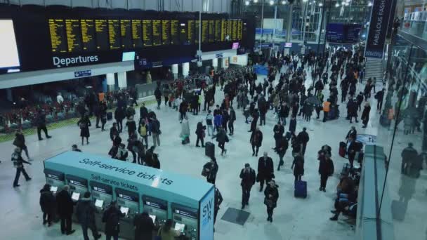Máquina de venta de entradas en Waterloo Station London - LONDRES, INGLATERRA - 16 DE DICIEMBRE DE 2018 — Vídeos de Stock