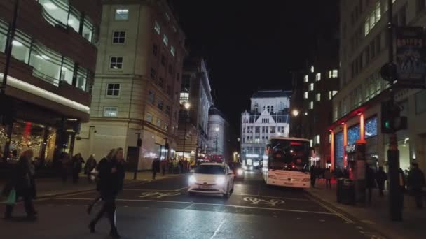 Vista típica da rua de Londres à noite - LONDRES, ENGLÂNDIA - 16 DE DEZEMBRO DE 2018 — Vídeo de Stock