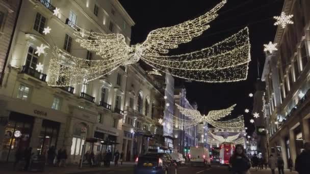 Boże Narodzenie w Londynie z wspaniałe zdobienia street - Londyn, Anglia - 16 grudnia 2018 r. — Wideo stockowe