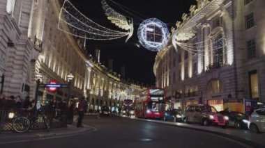 Piccadilly Circus - Londra, İngiltere - 16 Aralık 2018, gece Londra sokak görünümü