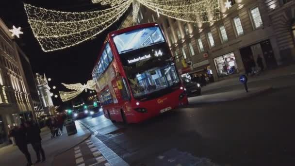 Boże Narodzenie w Londynie z wspaniałe zdobienia street - Londyn, Anglia - 16 grudnia 2018 r. — Wideo stockowe