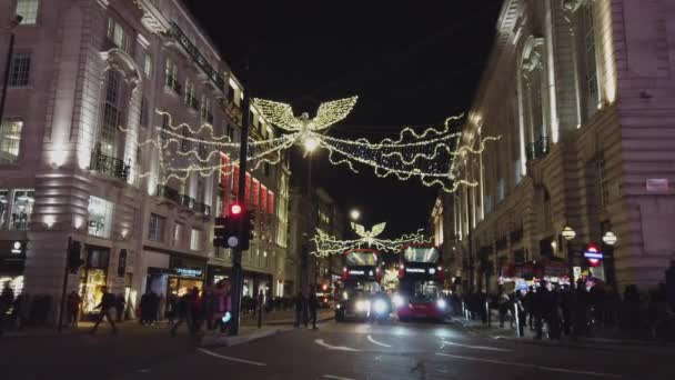 London street view v noci na Piccadilly Circus - Londýn, Anglie - 16 prosince 2018 — Stock video