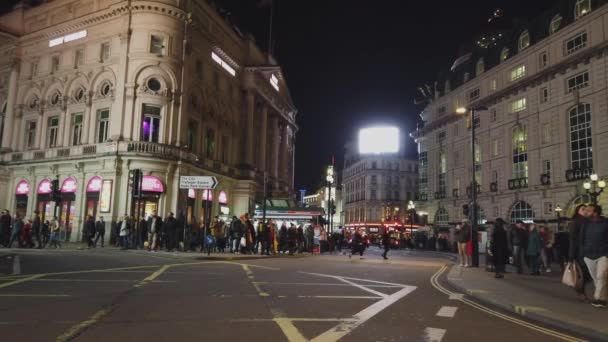 London street view by night at Piccadilly Circus - LONDRES, INGLATERRA - 16 DE DICIEMBRE DE 2018 — Vídeos de Stock