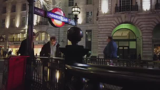 Estação de metrô de Londres Piccadilly Circus Entrance - LONDRES, ENGLÂNDIA - 16 DE DEZEMBRO DE 2018 — Vídeo de Stock