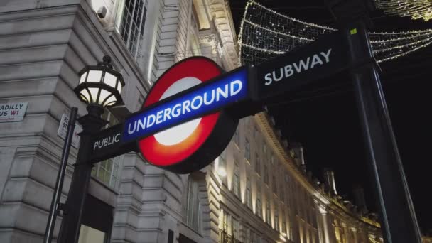Estación de metro de Londres por la noche - LONDRES, INGLATERRA - 16 DE DICIEMBRE DE 2018 — Vídeo de stock